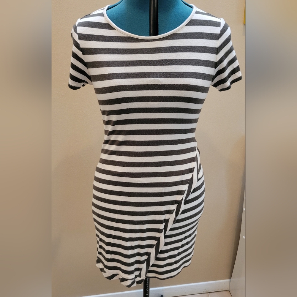 41 Hawthorne medium dress in army green.